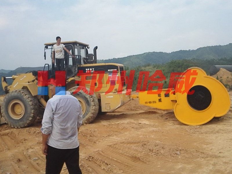 沖擊壓路機